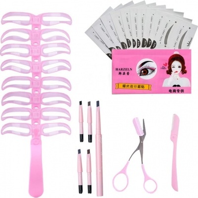 Conjunto rosa para maquilhagem com moldes de sobrancelhas, aplicadores, tesoura e pente.