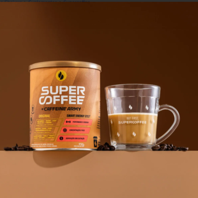 Lata de Super Coffee e chávena de café sobre superfície castanha