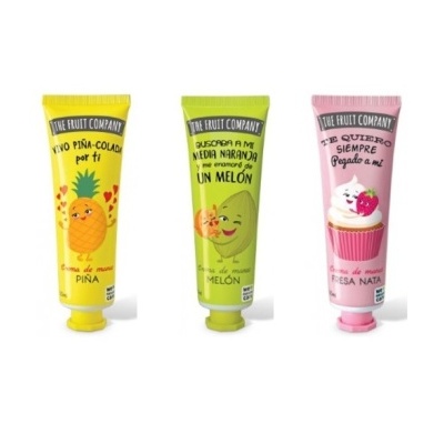 Três tubos coloridos de creme de mãos com desenhos de frutas e texto em espanhol