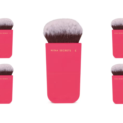 Pincel maquilhagem rosa com cerdas brancas e castanhas e texto NIINA SECRETS em fundo branco