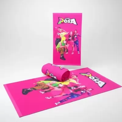Tapetes ou toalhas rosa com imagem de grupo de jovens e texto DOS POSA
