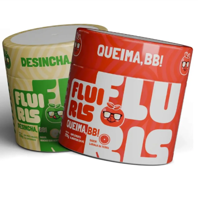 Dois recipientes de suplementos alimentares em pó com rótulos vermelho e amarelo-verde.