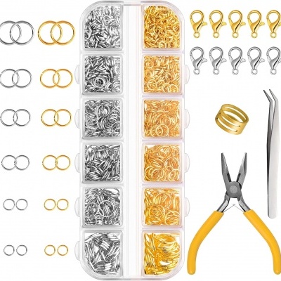 conjunto de ferramentas para bijuteria com aneis, argolas, fechos e alicates organizados numa caixa plástica
