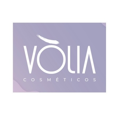 Logótipo branco da marca VÓLIA COSMÉTICOS sobre fundo lilás abstrato