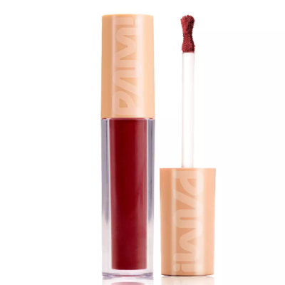 Batom líquido vermelho escuro com aplicador aberto e tampa bege com texto PAVVI