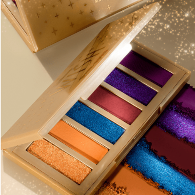 Paleta de sombras de olhos coloridas com caixa dourada e brilho