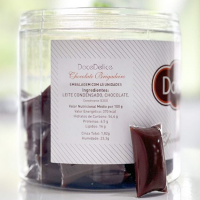 Embalagem plástica transparente com doces de chocolate brigadeiro e etiqueta branca