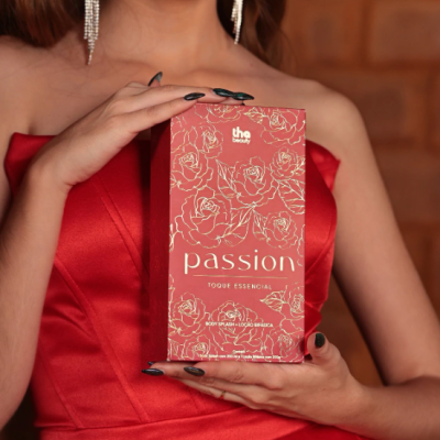 Embalagem vermelha com ilustrações douradas e texto Passion Toque Essencial