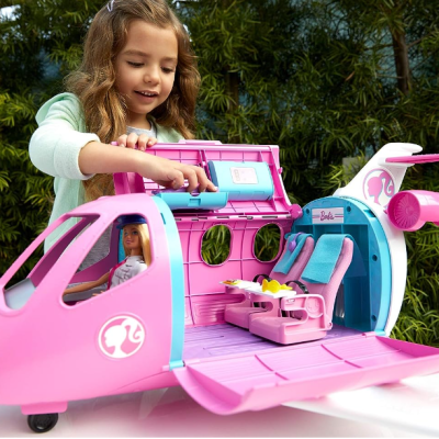 Brinquedo de avião rosa para crianças com interior azul e rosa, figuras de bonecos e ambiente exterior