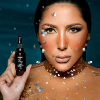 Mulher segurando frasco de produto cosmético