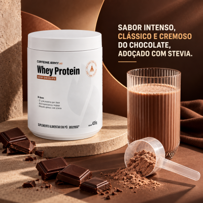 Embalagem de Whey Protein sabor chocolate com chocolate e copo de bebida
