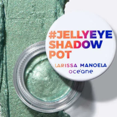 Pote de sombra de olhos gel verde metálico com tampa branca e texto colorido