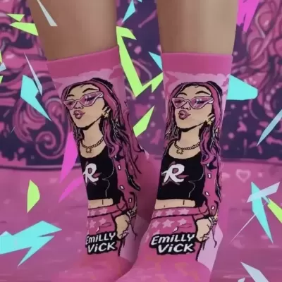Meias cor-de-rosa com estampa de personagem feminina e texto EMILLY VICK