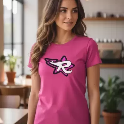 Camiseta rosa com estampado de estrela e letra R em ambiente interior