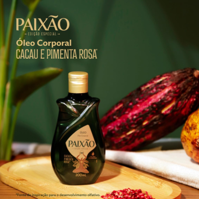 Frasco de óleo corporal Paixão com cacau e pimenta rosa em cenário natural