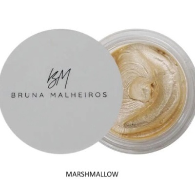 Frasco de creme dourado de Bruna Malheiros