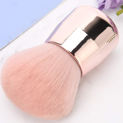 Pincel de maquilhagem com cerdas cor-de-rosa e cabo metálico dourado rosado
