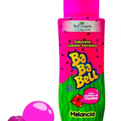 Frasco rosa e verde de sabonete líquido feminino Ba Ba Bell com aroma de chiclete e melancia