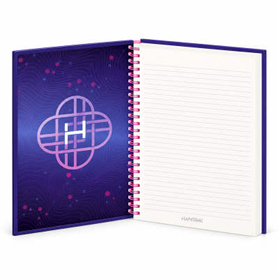 Caderno espiralado com capa roxa interior e página pautada aberta