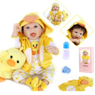 Boneca bebé realista vestida com roupa amarela de pato com peluche, mamadeira e chupeta
