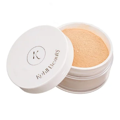 Pó solto bege em embalagem redonda transparente com tampa branca e logo Kohli Beauty