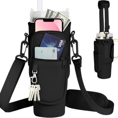 Porta-garrafa preto com bolso frontal contenha cartão VISA, telefone e chaves, com alça ajustável