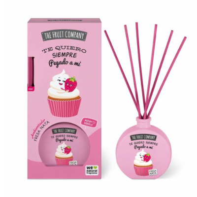 Difusor aroma rosa com palitos e caixa rosa com cupcake e texto THE FRUIT COMPANY