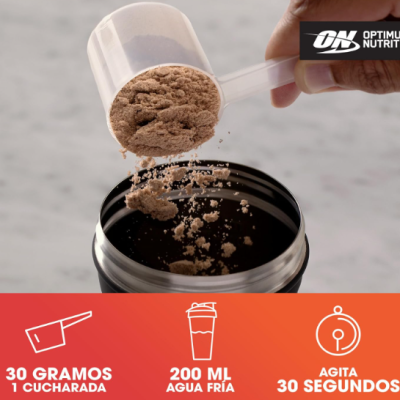 Colher de pó proteico castanho a ser colocada em copo preto com instruções e logotipo Optimum Nutrition
