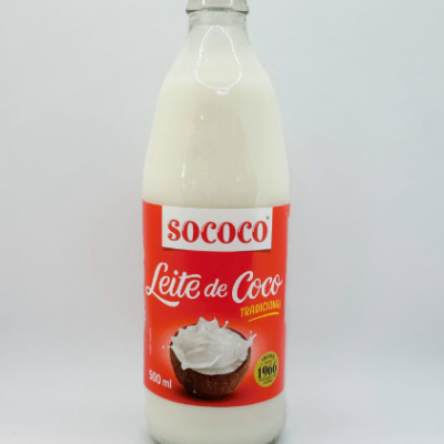 Garrafa de vidro com leite de coco SOCOCO e rótulo vermelho.