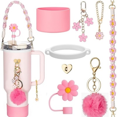 Garrafa rosa com acessórios decorativos de flores e pompom