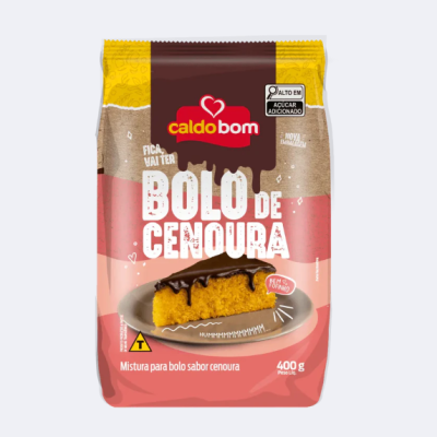 Mistura para bolo de cenoura Caldo Bom em embalagem rosa e castanha com fatia de bolo coberta de chocolate