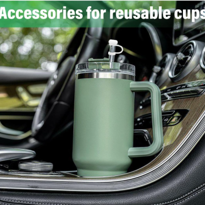Copo reutilizável verde numa consola de carro com texto acessórias para copos reutilizáveis