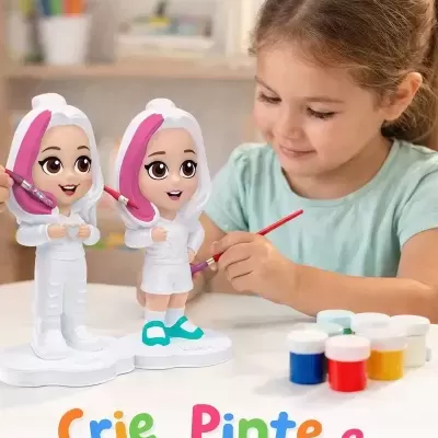 Criança a pintar bonecas de plástico branco com cabelo branco e rosa em mesa com tintas coloridas