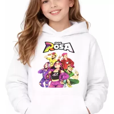 Criança com sweatshirt branca com estampa colorida de personagens e texto DOS ROSA