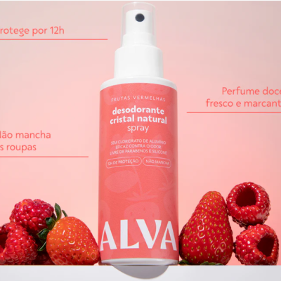 Spray desodorizante rosa com frutas vermelhas frescas em fundo rosa