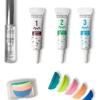 Kit para permanente com gel fixador e tubos numerados em branco e rolos coloridos.