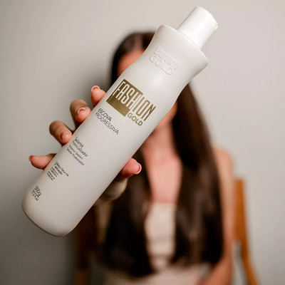 Frasco branco de plástico com embalagem 'Fashion Gold Escova Progressiva'
