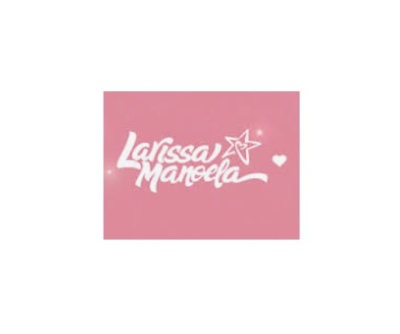 Imagem com texto branco 'Larissa Manoela' em fundo rosa com estrela e coração