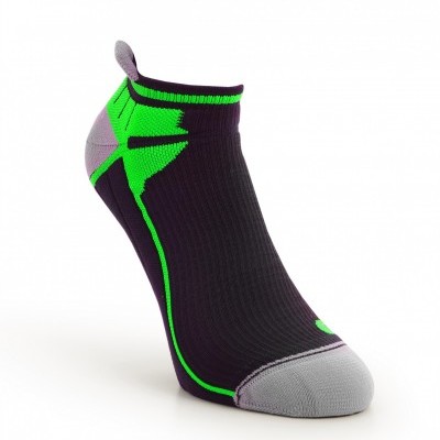 Meia desportiva preta com detalhes verdes e cinzentos