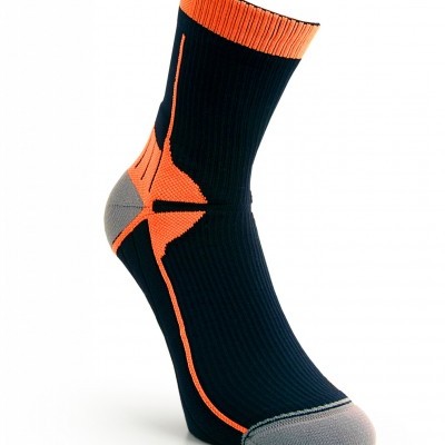 Meia preta com detalhes cinza e riscas laranja sobre fundo branco