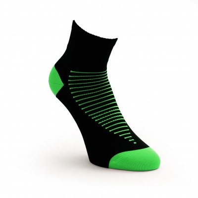 Meia preta com detalhes verdes e padrão listrado verde