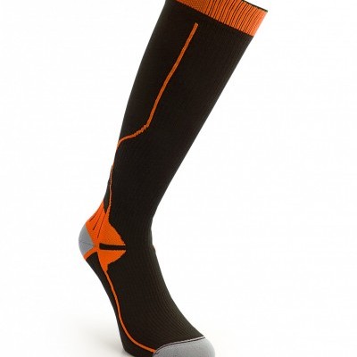 Meia alta preta com detalhes laranja e cinza em fundo branco