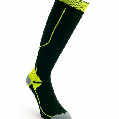 Meia desportiva preta e amarela florescente com ponta cinzenta sobre fundo branco