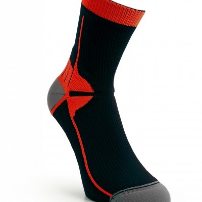 Meia desportiva preta com detalhes vermelhos e calcanhar cinzento