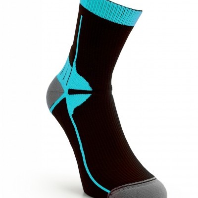 Meia desportiva preta com detalhes azuis e cinzentos num fundo branco