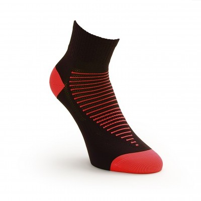 Meia desportiva preta e vermelha com padrão de linhas