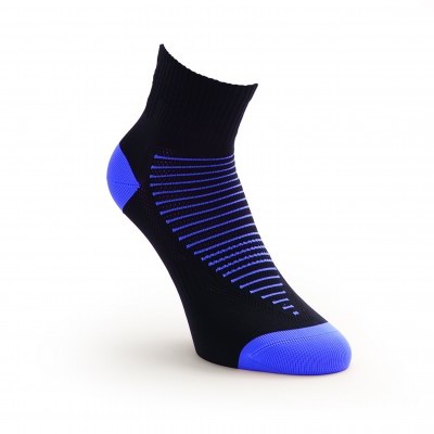 Meia desportiva preta com detalhes azuis em fundo branco