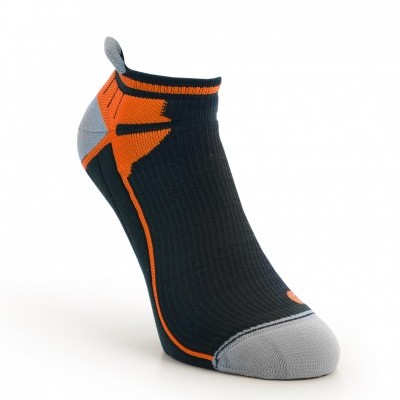 Meia desportiva preta com detalhes laranja e cinzento
