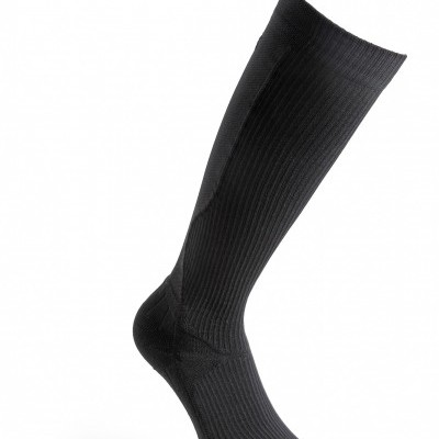 Meia preta comprida efetuada em tecido com padrão nervurado