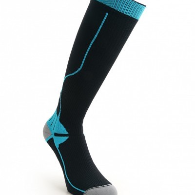 Meia desportiva preta com detalhes azuis e cinza, sobre fundo branco